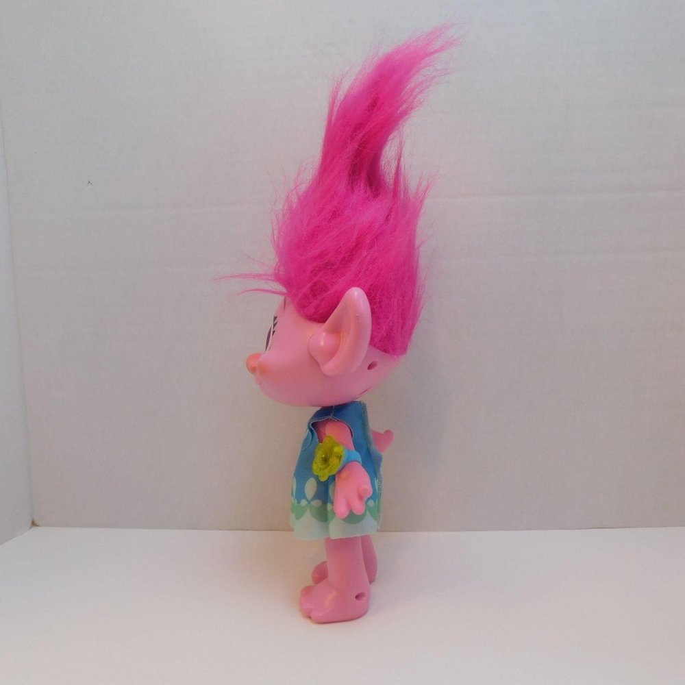 Hasbro Dreamworks Trolls Talking Light-Up Princess Poppy - Picture 4 of 8